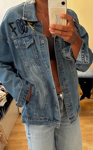 Chaqueta vaquera con apliques