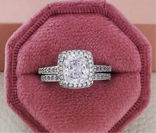 Anillo de compromiso con halo