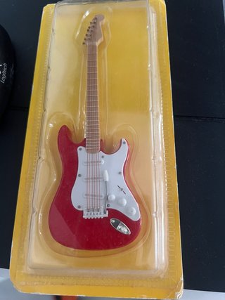 Figura Guitarra Roja