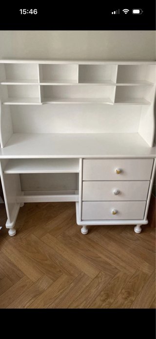 Escritorio de madera blanco con cajones