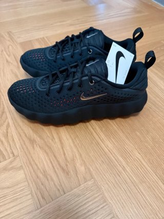 Nike Mind 002 Talla 42 Negro/Hyper Crimson