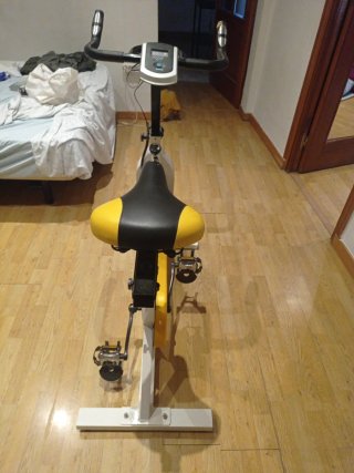 Bicicleta estática amarilla y negra