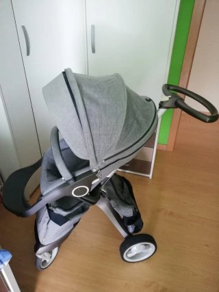 Silla de paseo gris con sombrilla