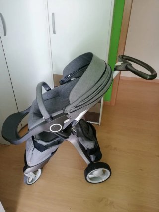Silla de paseo gris con sombrilla