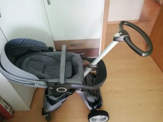 Silla de paseo gris con sombrilla
