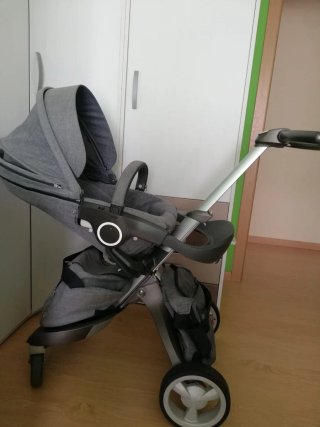 Silla de paseo gris con sombrilla