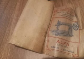 Máquina de coser ALFA con mueble