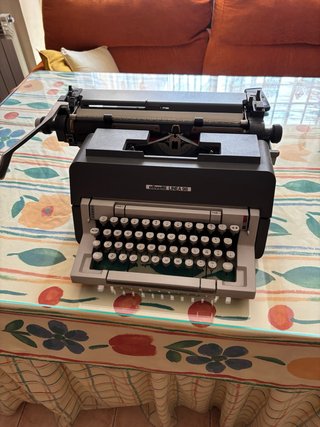 Máquina de escribir Olivetti Línea 98