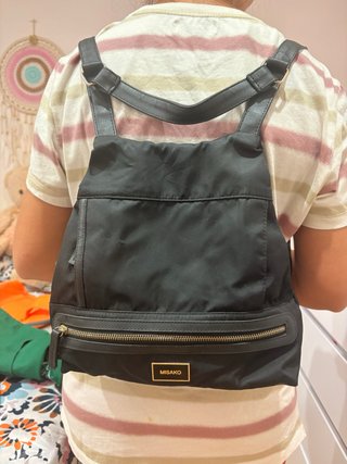 Mochila Misako Negra,cierre trasero. Mas seguridad