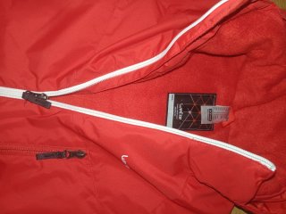 Traje de esquí rojo con capucha