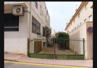 Se alquila local  para cualquier actividad.