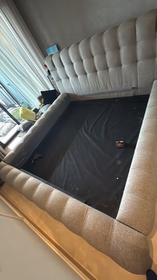 Cama tapizada beige y negra. De 2x1.8