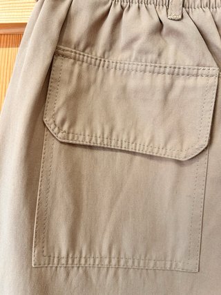 Pantalones cargo beige con buchacas