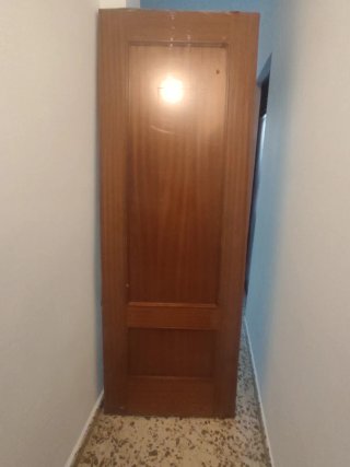 Puerta de madera con plástico protector