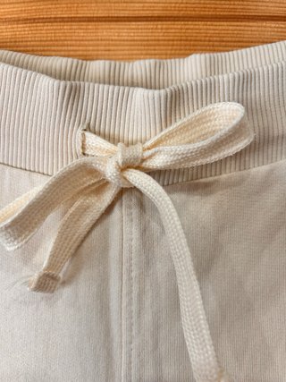 Pantalón beige acampanado