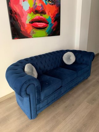 Sofá azul de terciopelo