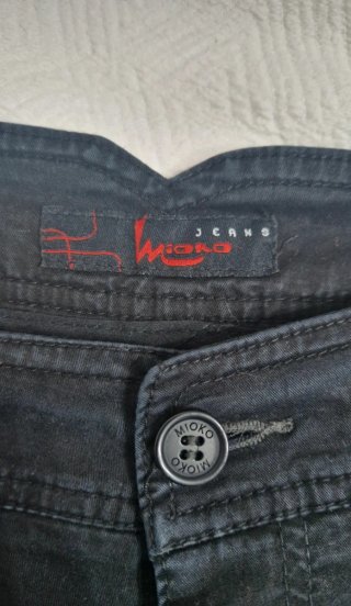 Pantalón negro acampanado tiro bajo