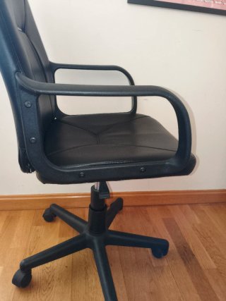 Silla de oficina negra con ruedas