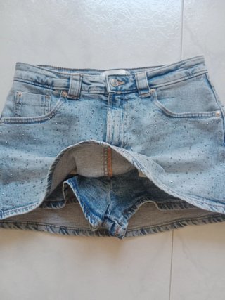 Falda vaquera Stradivarius con brillos T.36