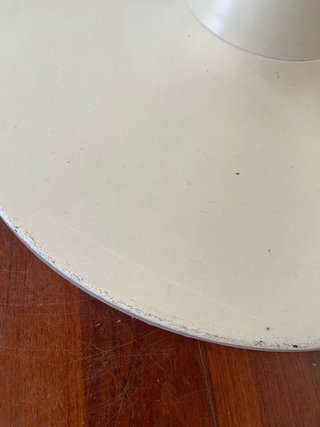 Mesa de comedor redonda de hierro Yvetta. De SKLUM