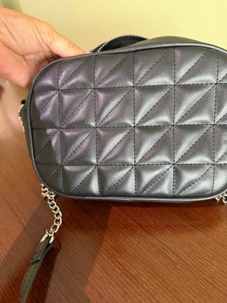 Bolso negro acolchado con cadena