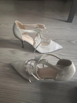 Zapatos de tacón plateados con pedrería
