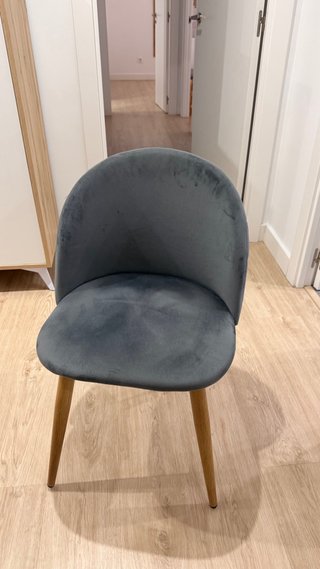 Butaca terciopelo gris patas madera