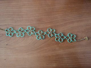 Choker de flores dorado y verde
