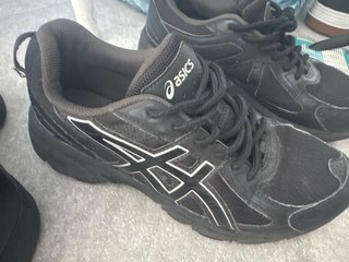 Zapatillas deportivas negras dos pares