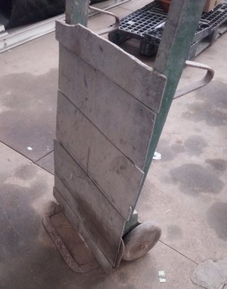 Carretilla de mano, vieja. Para atrezzo años 60.