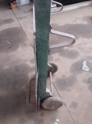 Carretilla de mano, vieja. Para atrezzo años 60.