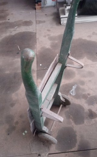 Carretilla de mano, vieja. Para atrezzo años 60.
