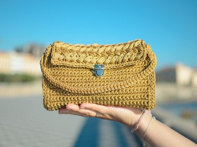 Borsa uncinetto color oro con chiusura