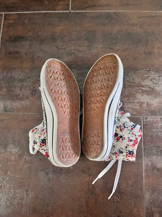 Scarpe floreali con lacci