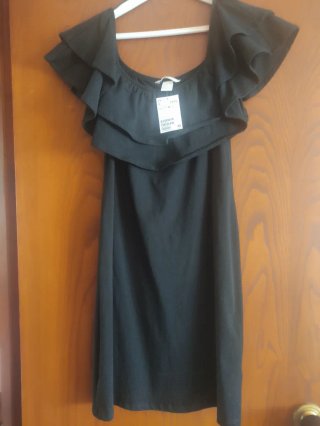 Abito nero H&M con scollo e volant