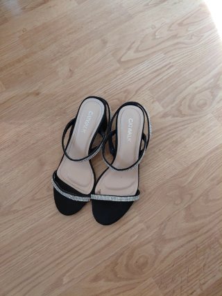 Tacones negros Catwalk con pedrería