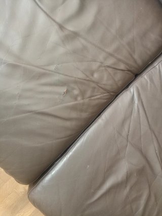 Sofá de piel marrón patas de madera.Negociable