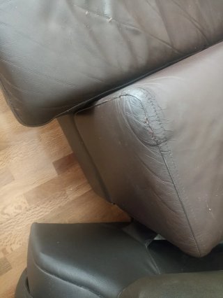 Sofá de piel marrón patas de madera.Negociable