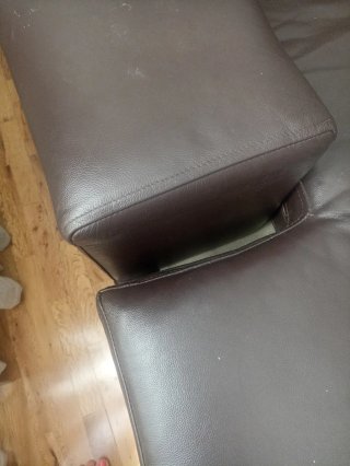 Sofá de piel marrón patas de madera.Negociable