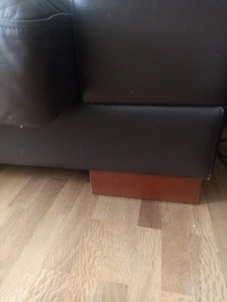 Sofá de piel marrón patas de madera.Negociable