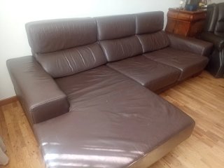 Sofá de piel marrón patas de madera.Negociable
