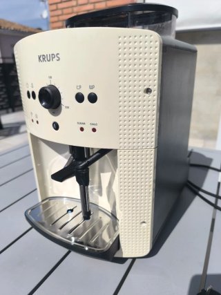 Cafetera Krups color hueso o blanco roto