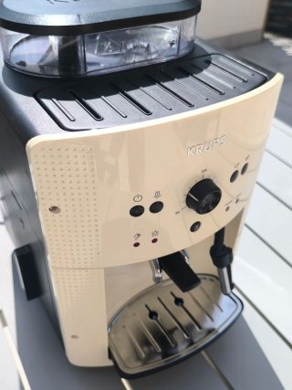 Cafetera Krups color hueso o blanco roto