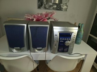 Equipo de música Kenwood con 2 altavoces