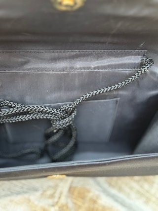Bolso de mano ceremonia negro con cordón. Sinmarca