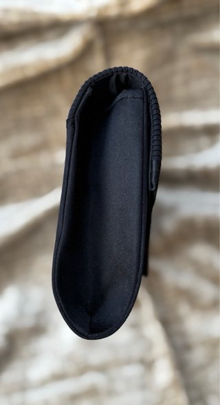 Bolso de mano ceremonia negro con cordón. Sinmarca