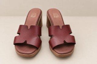 Sandalias de tacón marrones en perfecto estado.