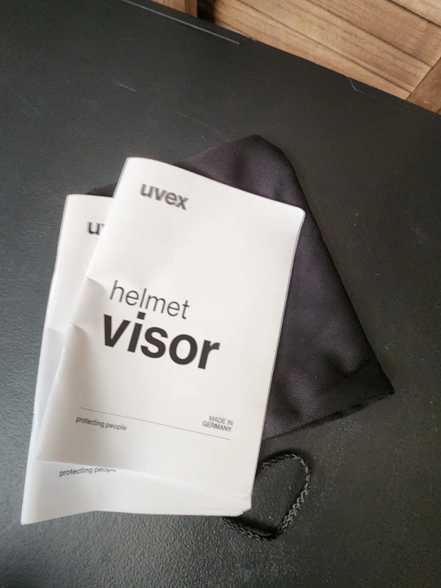 Casco da sci Uvex con visiera arancione