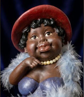Figura vintage mujer negra con sombrero y boa