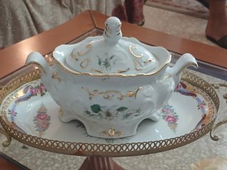 Sopera antigua porcelana y metal dorado